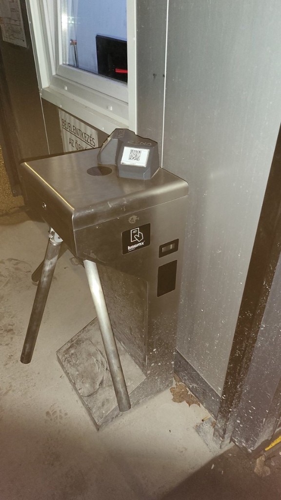 Telepített beléptető kapu QR-olvasóval