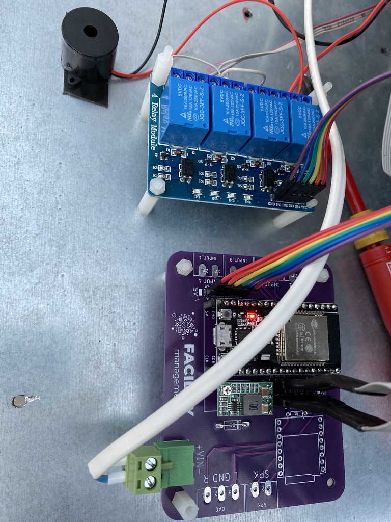 Prototípus a fém burkolatban: lila PCB, relémodul és kábelezés