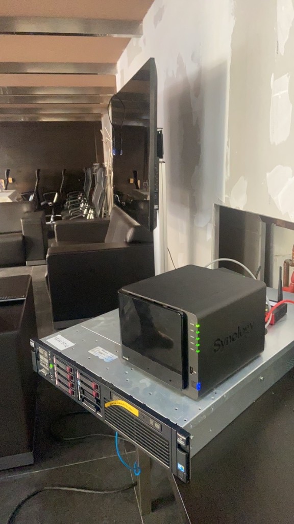 Helyszíni rendszer: szerver, Synology NAS és kijelző