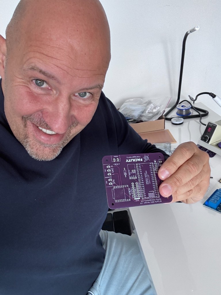 Kasler Attila egyedi, lila PCB-t tart a kezében