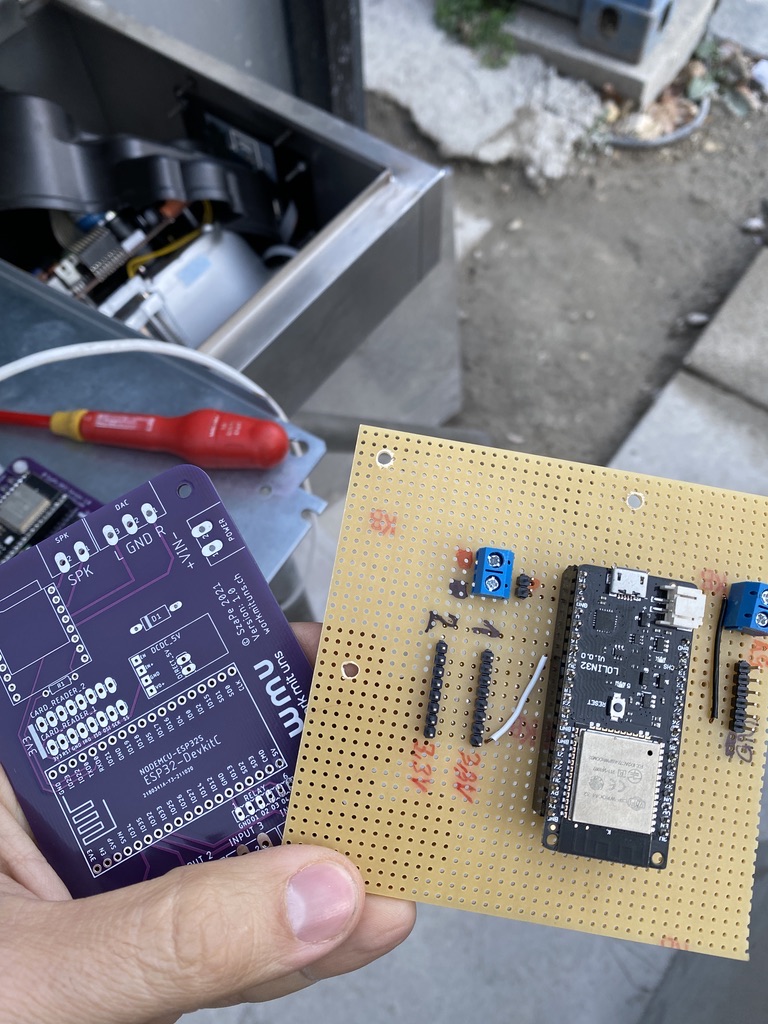 Egyedi lila PCB és prototípus panel ESP32 modullal, kézben tartva